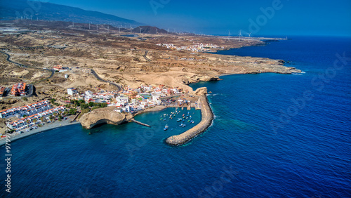 Imágenes aéreas del puerto de Tajao y sus barcos de pesca, Tenerife.