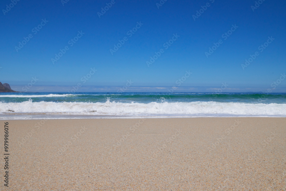 Welle am Strand bei blauem Himmel Welle am Strand bei blauem Himmel