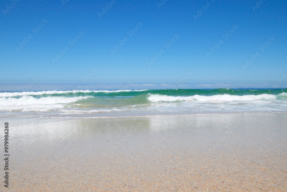 Obraz premium Welle am Strand bei blauem Himmel