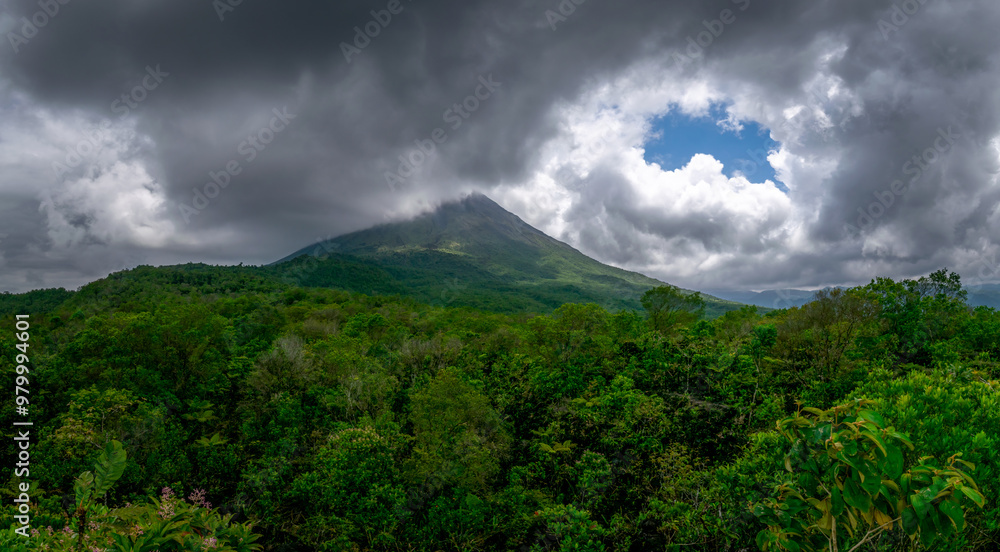 Fototapeta premium Panoramic view of Arenal volcano, Costa Rica