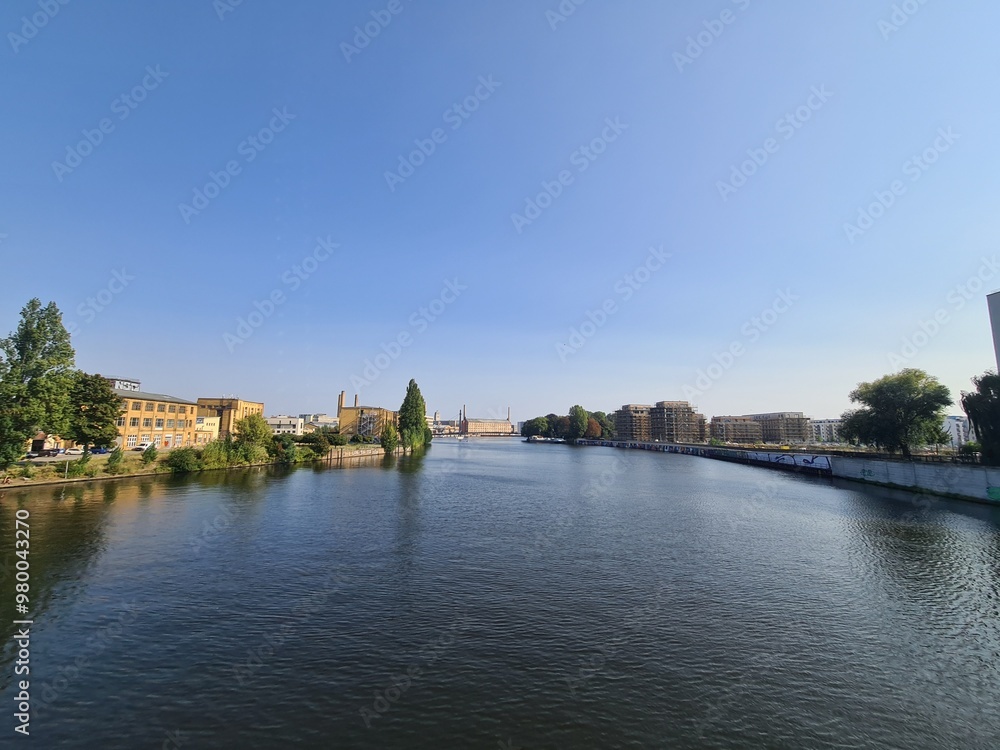 ein wunderschöner Blick auf die Spree (Fluss) in Berlin Oberschöneweide (Treptow/Köpenick) ein wunderschöner Blick auf die Spree (Fluss) in Berlin Oberschöneweide (Treptow/Köpenick)