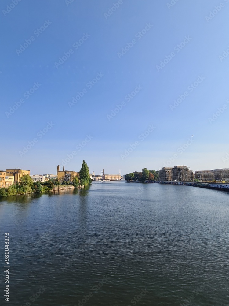 ein wunderschöner Blick auf die Spree (Fluss) in Berlin Oberschöneweide (Treptow/Köpenick) ein wunderschöner Blick auf die Spree (Fluss) in Berlin Oberschöneweide (Treptow/Köpenick)