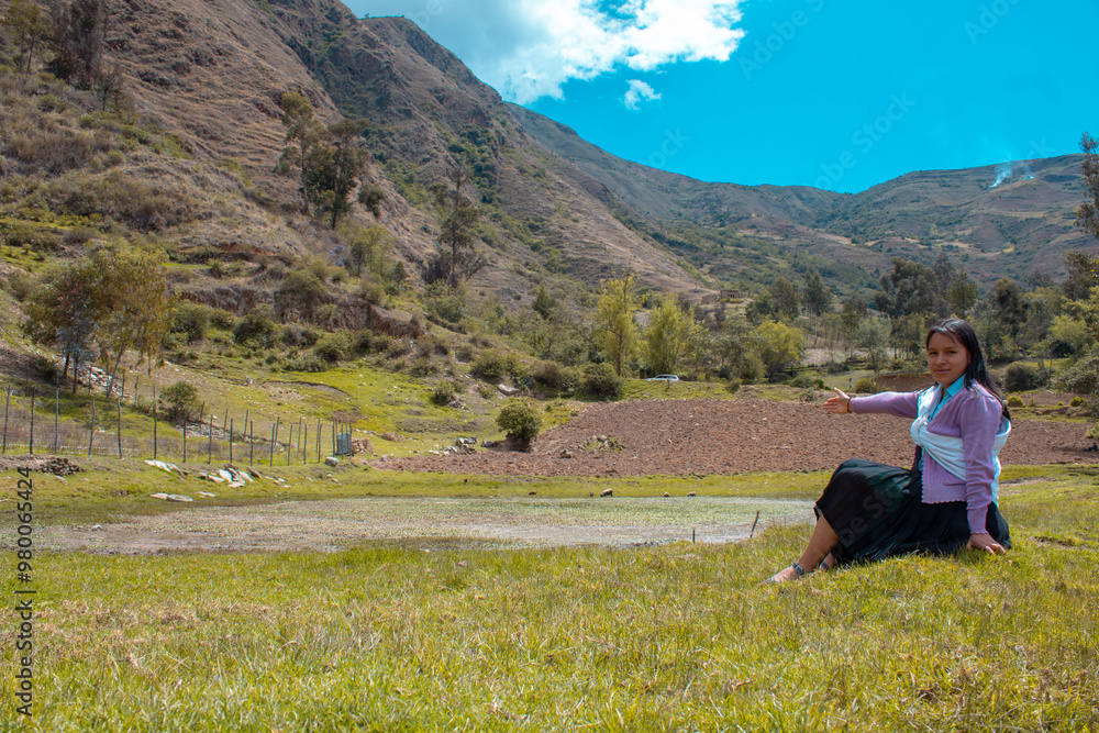 Naklejka premium Campesina peruana atractiva con manta artesanal en la chacra, estilo de vida y vestimenta tradicional.Quechua.aire libre