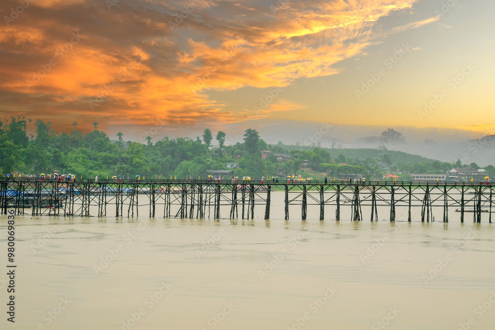 Obraz premium Beautiful morning landscape Panorama Mon Bridge or Umanmanat wooden bridge. The longest wooden bridge in Thailand At Sangkhla Buri, Thailand