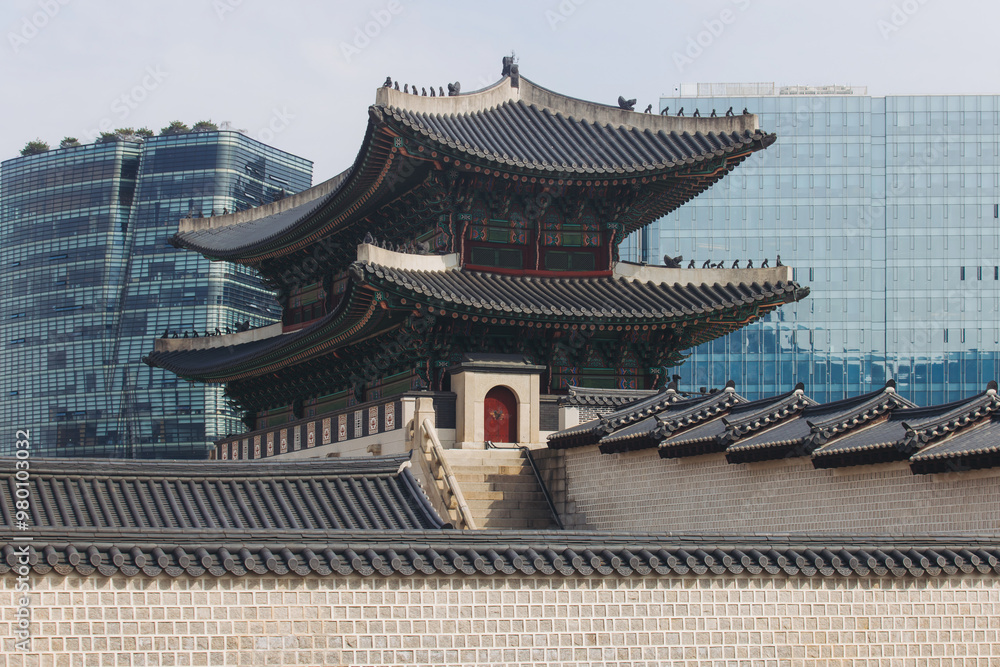 Obraz premium Gyeongbokgung Palace, Seoul, Jongno District, South Korea, in a spring sunny day, exterior view of main Korean royal palace with Gwanghwamun Gate, travel to Republic of Korea