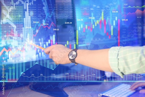 Male broker trading on stoc...