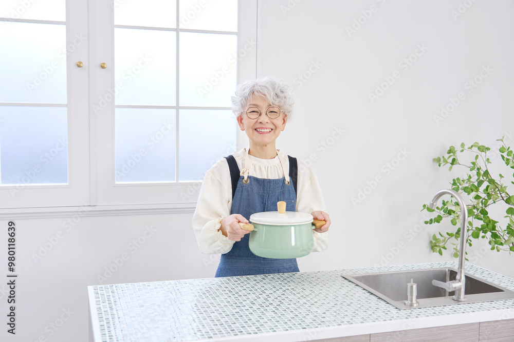 キッチンで料理をする高齢者の女性 キッチンで料理をする高齢者の女性