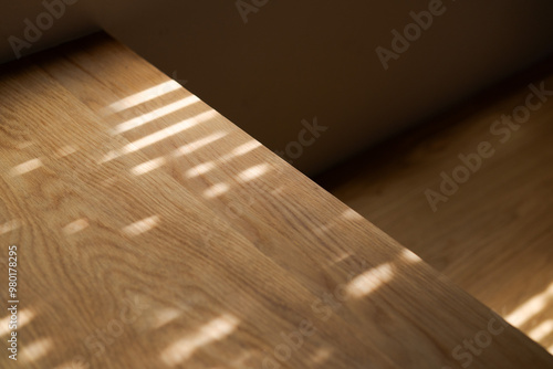 テーブルにあたる光の陰影