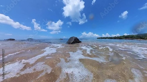 La mer caraïbe en mouvement, vagues, Guadeloupe, côte sous le vent