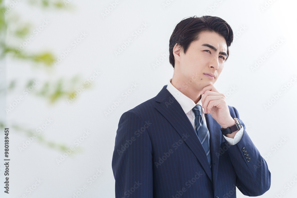 考えるビジネスマン（白背景・白バック）