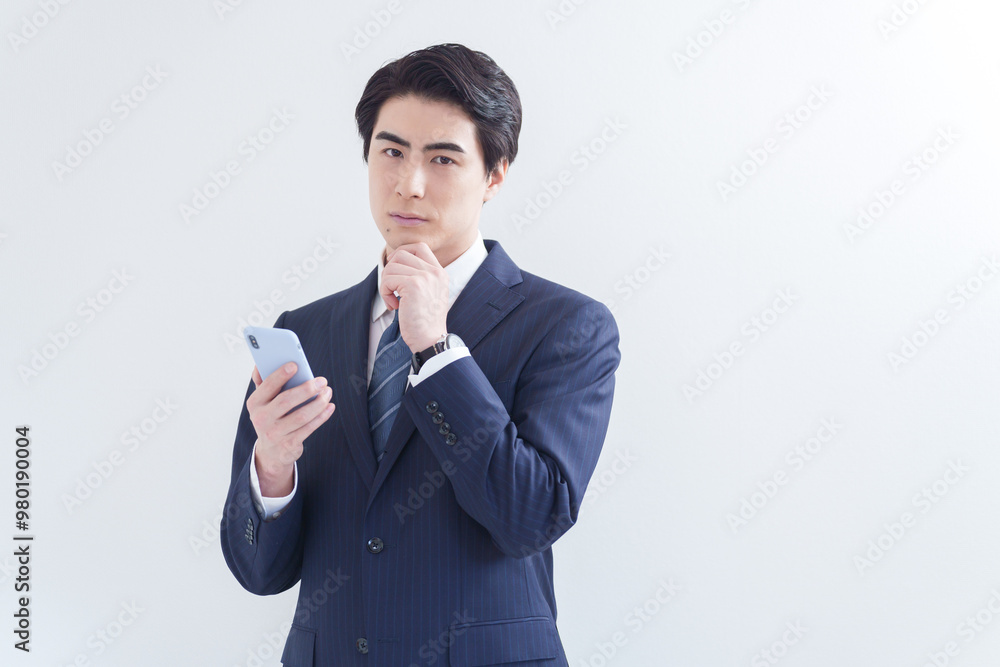 スマホを使うビジネスマン（白背景・白バック）