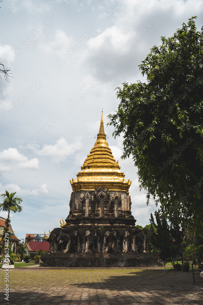 Fototapeta premium Golden Wat Chiang Man Thailand Temple