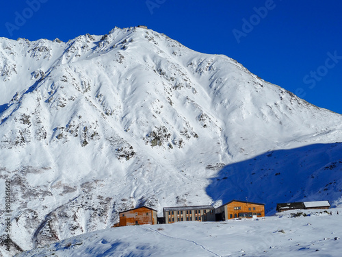 冠雪した秋の立山・室堂　立山黒部アルペンルート photo