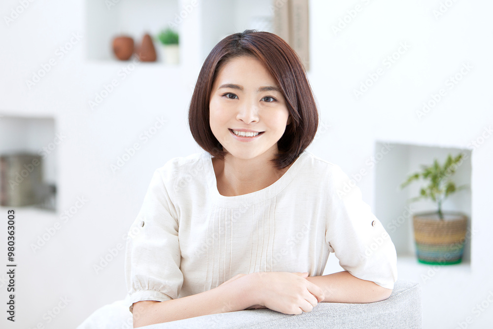 ソファーに座る笑顔の女性 ソファーに座る笑顔の女性