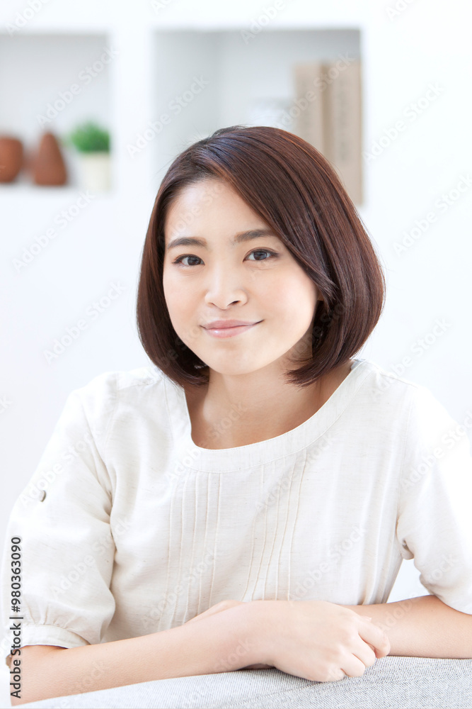 ソファーに座る笑顔の女性