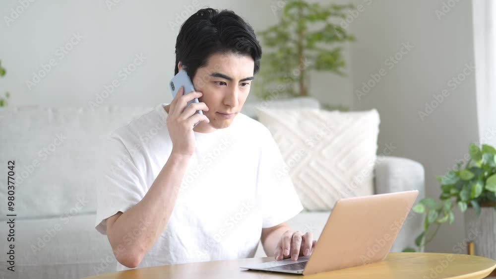 パソコンを見ながらネガティブな表情で会話をする男性 パソコンを見ながらネガティブな表情で会話をする男性