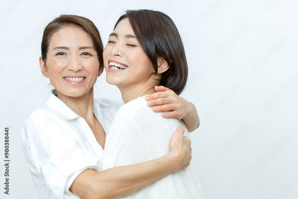 娘を抱きしめる母親