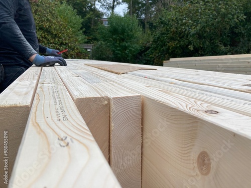 Handwerker mit Holz photo