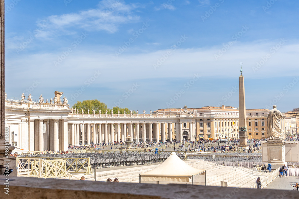 Obraz premium Rome, Italy - April 11, 2024: Rome, Italy - April 11, 2024: St. Peter's Square in Vatican City, full of tourists in Rome, Italy