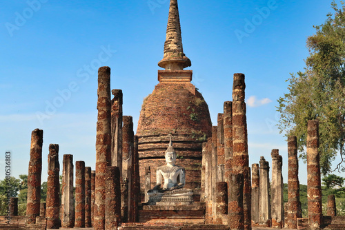 Canvas Print The white sitting buddha statue in front of the Wat Sa Si, Wat Sra Sri Temple at