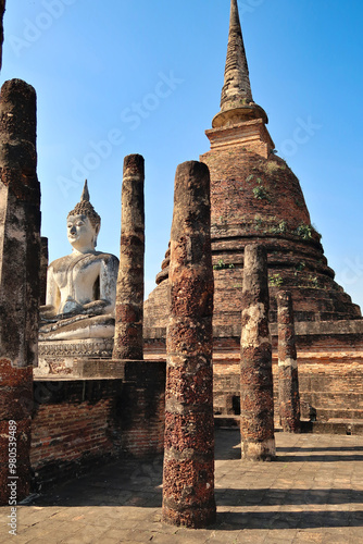 Canvas Print The sitting buddha statue between stone pillars, columns at the Wat Sa Si, Wat S