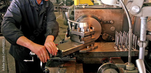 Foto A skilled machinist diligently operates a lathe in a bustling workshop, crafting