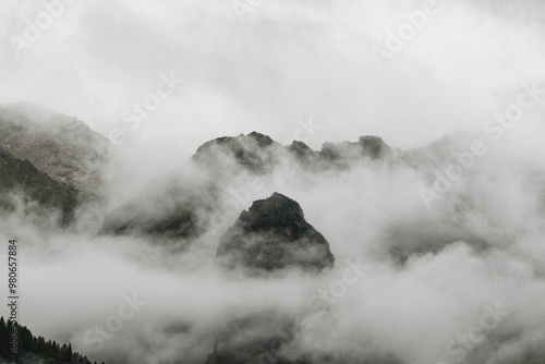 Bergmassiv im Nebel