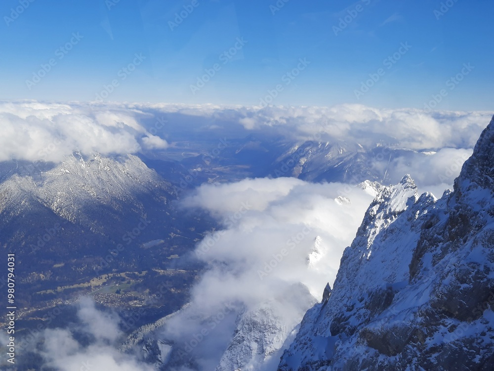 Schneebedeckter Berggipfel in Österreich. Blick auf die Alpen von der Zugspitze, dem höchsten Berg Deutschlands Schneebedeckter Berggipfel in Österreich. Blick auf die Alpen von der Zugspitze, dem höchsten Berg Deutschlands
