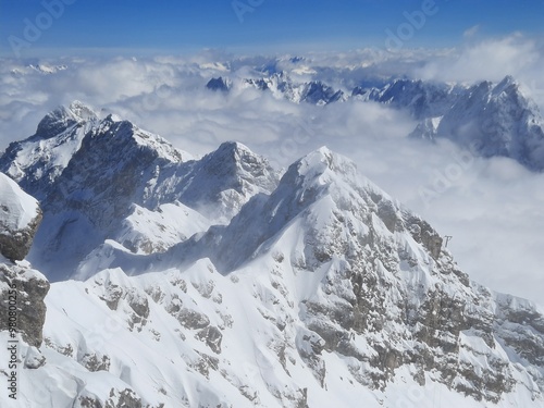 Schneebedeckter Berggipfel in Österreich. Blick auf die Alpen von der Zugspitze, dem höchsten Berg Deutschlands