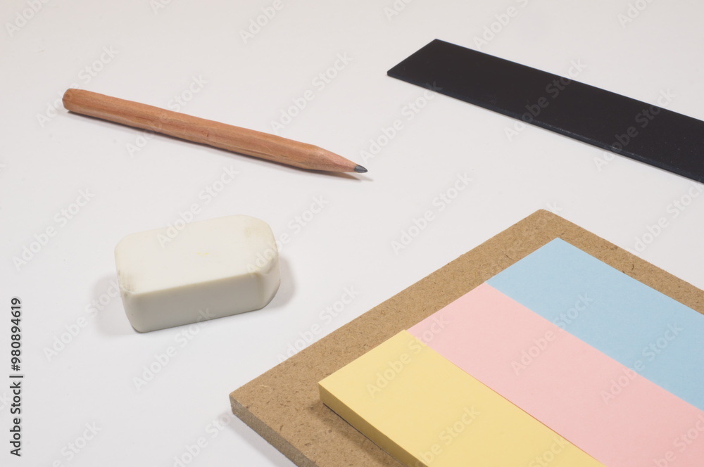 「シンプルなデスクに置かれた付箋と消しゴムと鉛筆(post-it notes, an eraser, and a pencil)」 「シンプルなデスクに置かれた付箋と消しゴムと鉛筆(post-it notes, an eraser, and a pencil)」