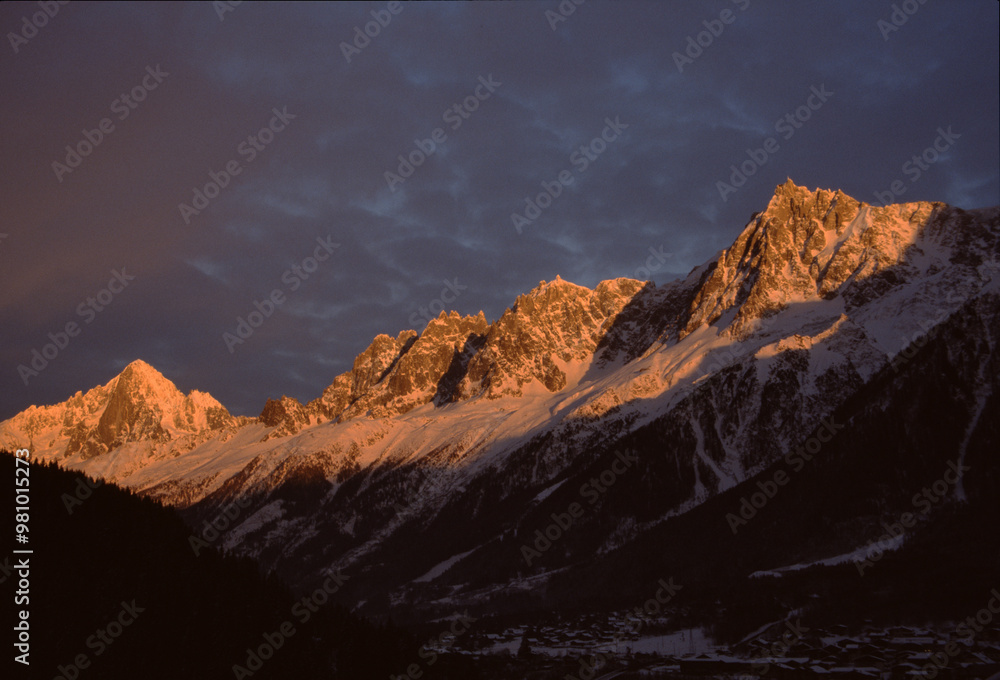 Obraz premium Majestic Mountain Range at Sunset