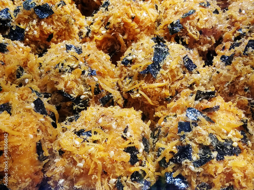 On September 2, 2024, in Shenzhen, Guangdong, a food shop is currently offering seaweed flavored pine and shellfish cuisine.