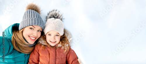 Kind mit Mama im Schnee, Schneeengel 