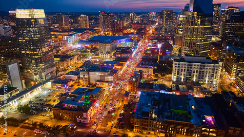 Foto Aerial View of Nashville Nightlife on Vibrant Broadway Street