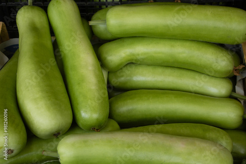 Canvastavla Close-up of fresh bottle gourds displayed at a vegetable market