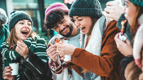 Photography Happy friends having fun drinking mulled wine and hot chocolate at Christmas Mar