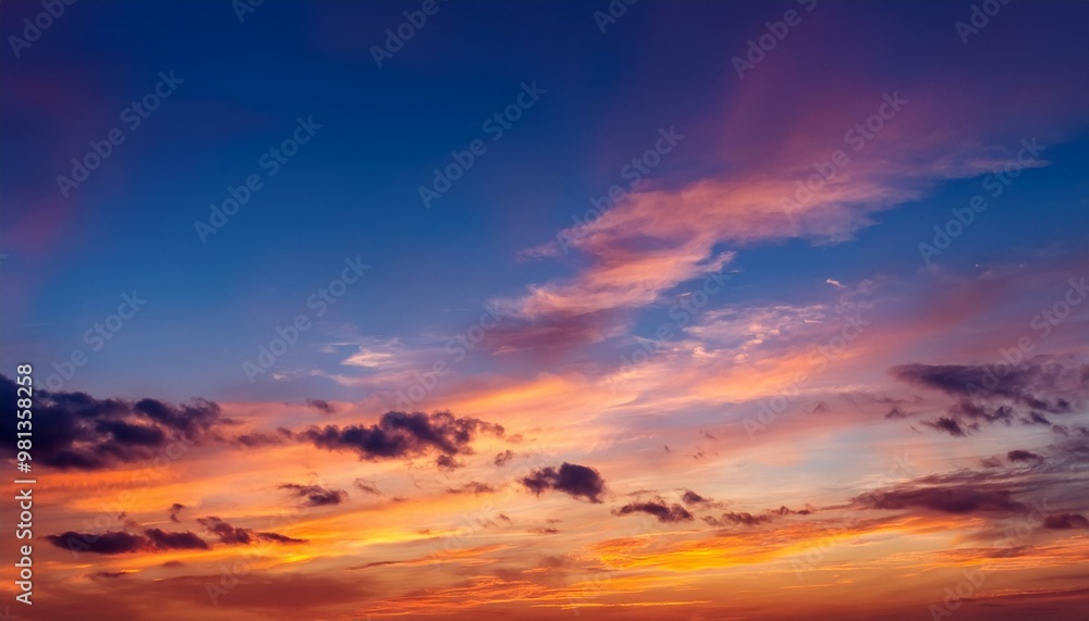 Fond d'écran d'un ciel crépusculaire éclatant avec des teintes vives de rouge et d'orange, parsemé de nuages doux. Fond d'écran d'un ciel crépusculaire éclatant avec des teintes vives de rouge et d'orange, parsemé de nuages doux.
