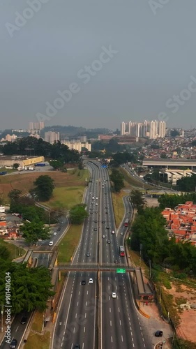 Este vídeo captura imagens aéreas impressionantes da Rodovia Raposo Tavares, uma das principais vias de conexão do estado de São Paulo. Utilizando tecnologia de drone, exploramos a extensão da rodovia