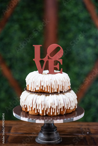 Obraz na płótnie A wedding cake with the word Love w salonie