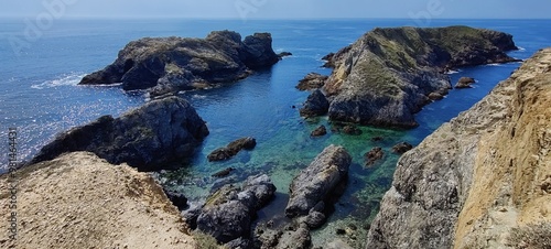 Panorama sur une crique de la côte sauvage de Sauzon, Belle-Île-En-Mer, Bretagne, France photo