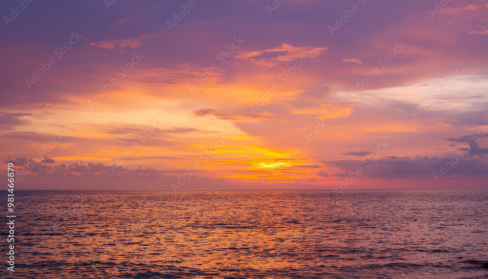 Obraz premium Seascape with beautiful sunset or sunrise. Sea water.