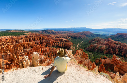 Fotografía Happy man with a  yellow shirt on trail in beautiful nature landscape with hoodo