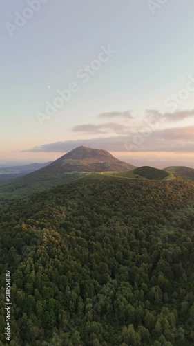 La montagne du Puy-de-Dôme et le Puy de Pariou en Auvergne au coucher de soleil