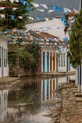 Ruas alagadas com reflexo dos casarões no centro histórico de Paraty, Rio de Janeiro, Brasil