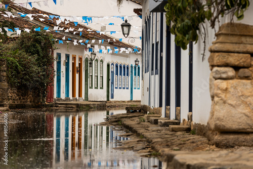 Ruas alagadas com reflexo dos casarões no centro histórico de Paraty, Rio de Janeiro, Brasil