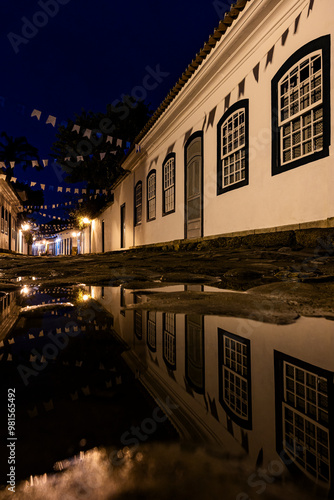 Noite na Rua do centro histórico de Paraty, Rio de Janeiro, Brasil. Paraty é um município com arquitetura colonial preservado no Brasil.