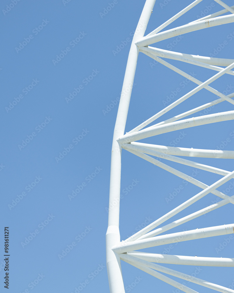 Estrutura Metálica Moderna com Design Geométrico contra o Céu Azul Estrutura Metálica Moderna com Design Geométrico contra o Céu Azul