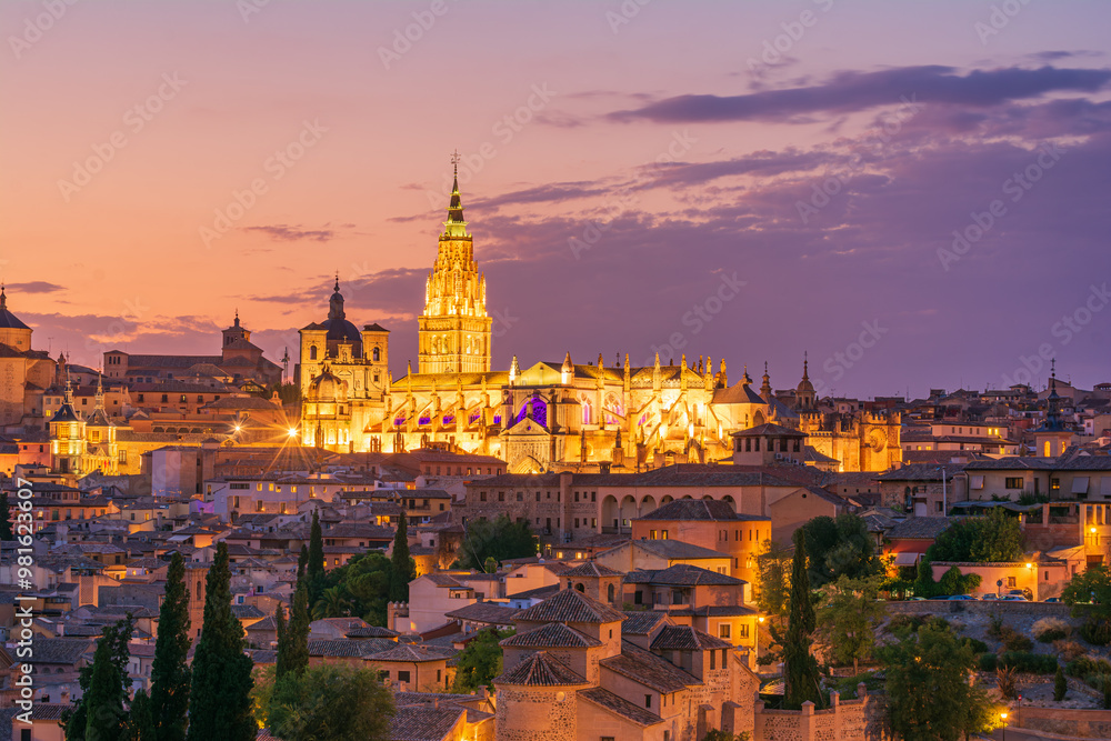 Naklejka premium Catedral de Toledo al Atardecer desde el Cerro de Bú, España