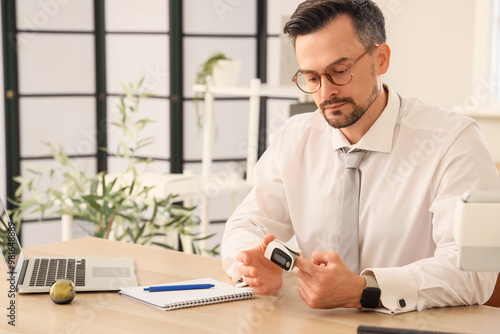 Young businessman with puls...
