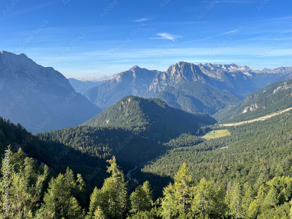 Fototapeta premium Alpine valleys around Mangart peak in the Julian Alps, Strmec na Predelu (Triglav National Park, Slovenia) - Alpentäler rund um den Mangart-Gipfel in den Julischen Alpen (Triglav-Nationalpark)